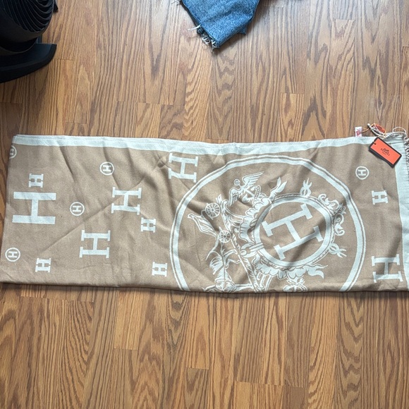 AUTHENTIC Hermes Scarf NWT - Picture 1 of 4